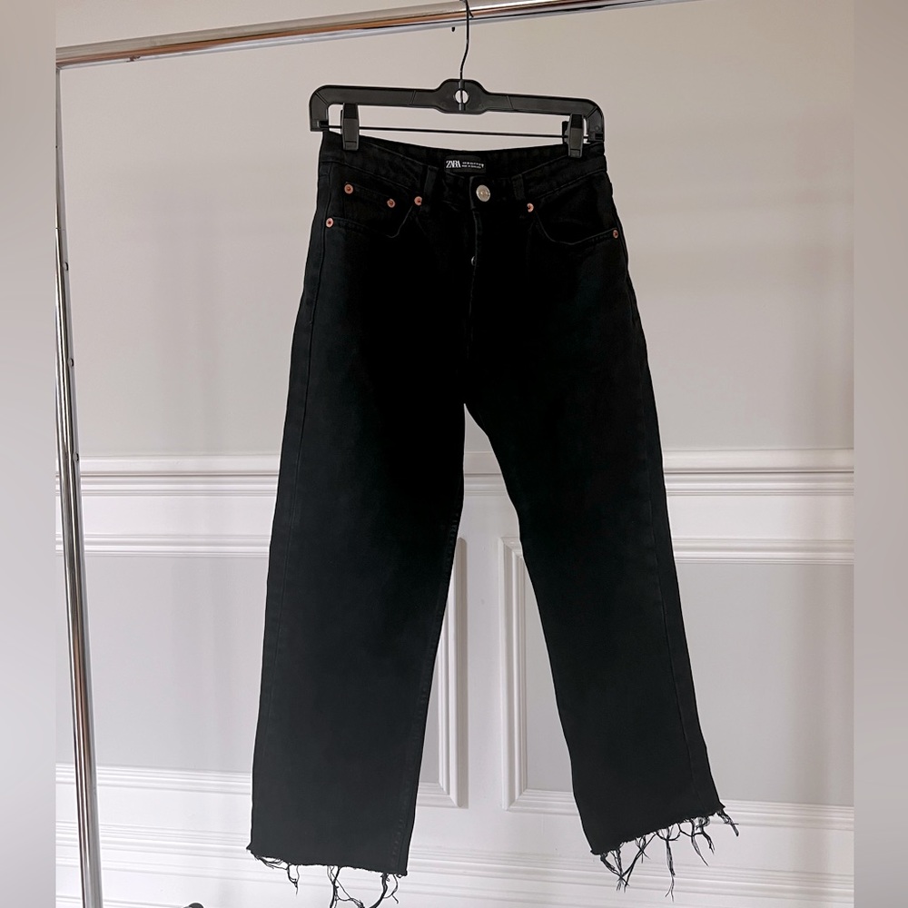 Cropped black jeans by Zara